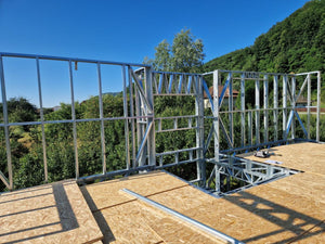 Montage de la structure métallique pour un projet de maison avec étage de 206 mètres carrés thumbnail