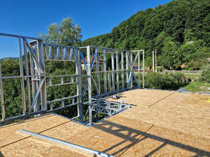 Montage de la structure métallique pour un projet de maison avec étage de 206 mètres carrés thumbnail