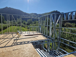 Montage de la structure métallique pour un projet de maison avec étage de 206 mètres carrés thumbnail