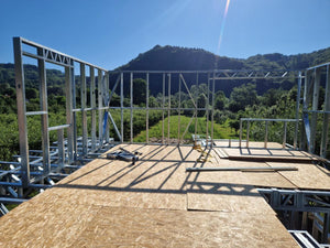 Montage de la structure métallique pour un projet de maison avec étage de 206 mètres carrés thumbnail