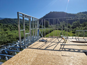 Montage de la structure métallique pour un projet de maison avec étage de 206 mètres carrés thumbnail
