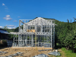 Montage de la structure métallique pour un projet de maison avec étage de 206 mètres carrés thumbnail
