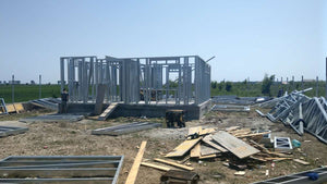 Montage de la structure métallique pour un projet de maison à Domnesti thumbnail