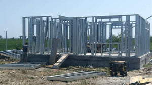 Montage de la structure métallique pour un projet de maison à Domnesti thumbnail