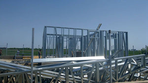 Montage de la structure métallique pour un projet de maison à Domnesti thumbnail