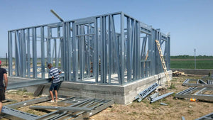 Montage de la structure métallique pour un projet de maison à Domnesti thumbnail