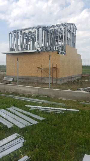 Montage de la structure métallique pour un projet de maison à Domnesti thumbnail