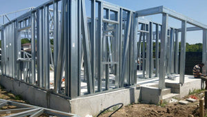 Montage d'une maison de plain-pied sur structure métallique de 96 mètres carrés à Magurele thumbnail