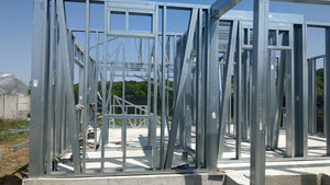 Montage d'une maison de plain-pied sur structure métallique de 96 mètres carrés à Magurele thumbnail