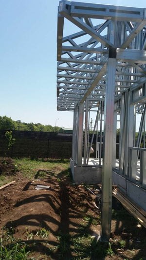 Montage d'une maison de plain-pied sur structure métallique de 96 mètres carrés à Magurele thumbnail