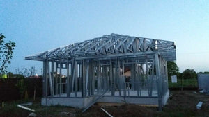 Montage d'une maison de plain-pied sur structure métallique de 96 mètres carrés à Magurele thumbnail