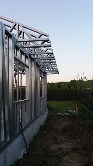 Montage d'une maison de plain-pied sur structure métallique de 96 mètres carrés à Magurele thumbnail