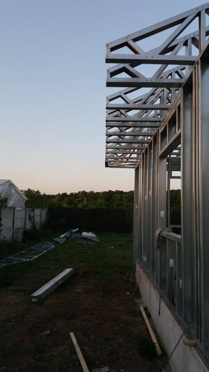 Montage d'une maison de plain-pied sur structure métallique de 96 mètres carrés à Magurele thumbnail