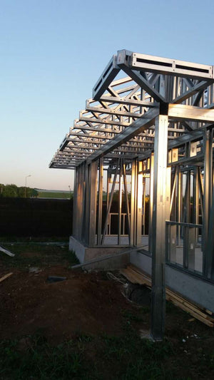 Montage d'une maison de plain-pied sur structure métallique de 96 mètres carrés à Magurele thumbnail