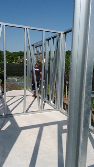 Montage d'une maison de plain-pied sur structure métallique de 96 mètres carrés à Magurele thumbnail
