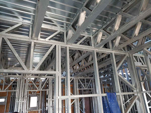 Montage de la structure métallique pour une maison modèle de 174 mètres carrés thumbnail