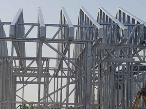 Montage de la structure métallique pour une maison modèle de 174 mètres carrés thumbnail