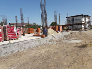 Mise en place des piliers et début de la construction des murs extérieurs de la maison sur une maçonnerie de 386 mètres carrés thumbnail