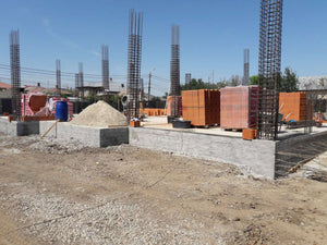 Mise en place des piliers et début de la construction des murs extérieurs de la maison sur une maçonnerie de 386 mètres carrés thumbnail