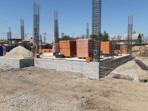 Mise en place des piliers et début de la construction des murs extérieurs de la maison sur une maçonnerie de 386 mètres carrés thumbnail