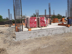 Mise en place des piliers et début de la construction des murs extérieurs de la maison sur une maçonnerie de 386 mètres carrés thumbnail