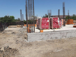 Mise en place des piliers et début de la construction des murs extérieurs de la maison sur une maçonnerie de 386 mètres carrés thumbnail