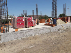 Mise en place des piliers et début de la construction des murs extérieurs de la maison sur une maçonnerie de 386 mètres carrés thumbnail