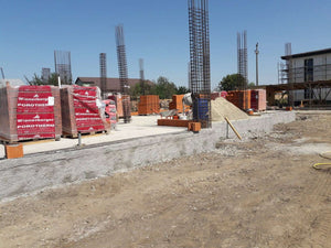 Mise en place des piliers et début de la construction des murs extérieurs de la maison sur une maçonnerie de 386 mètres carrés thumbnail