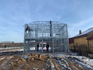 Montage de fermes pour le toit d'une maison en construction métallique à Snagov thumbnail