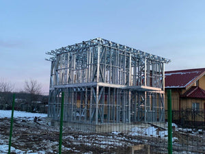 Montage de fermes pour le toit d'une maison en construction métallique à Snagov thumbnail