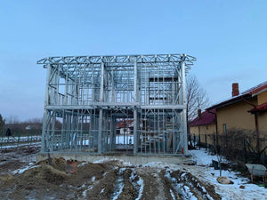 Montage de fermes pour le toit d'une maison en construction métallique à Snagov thumbnail