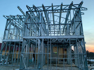 Montage de fermes pour le toit d'une maison en construction métallique à Snagov thumbnail