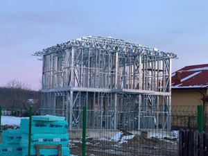 Montage de fermes pour le toit d'une maison en construction métallique à Snagov thumbnail