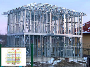 Montage de fermes pour le toit d'une maison en construction métallique à Snagov thumbnail