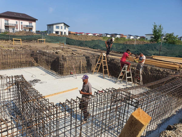 Placa de beton uscata si pereti demisol in executie