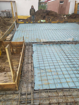 Dalle de fondation coulée mécaniquement pour une maison à étages à Bucarest thumbnail