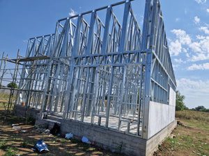 Revêtement extérieur en fibrociment pour des maisons sur une structure métallique de 122 mètres carrés thumbnail