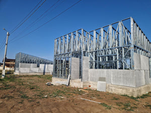 Revêtement extérieur en fibrociment pour des maisons sur une structure métallique de 122 mètres carrés thumbnail