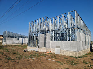 Revêtement extérieur en fibrociment pour des maisons sur une structure métallique de 122 mètres carrés thumbnail