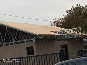 Revêtement extérieur en fibrociment pour une maison métallique de plain-pied avec terrasse couverte thumbnail