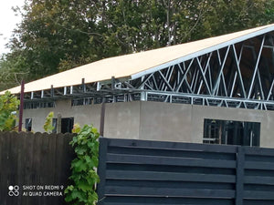 Revêtement extérieur en fibrociment pour une maison métallique de plain-pied avec terrasse couverte thumbnail