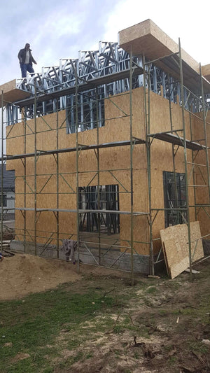 Projet de maison de 155 mètres carrés à l'étape de la pose de panneaux OSB de 15 mm sur l'extérieur thumbnail