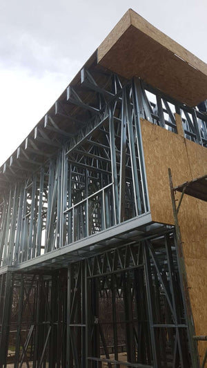 Projet de maison de 155 mètres carrés à l'étape de la pose de panneaux OSB de 15 mm sur l'extérieur thumbnail