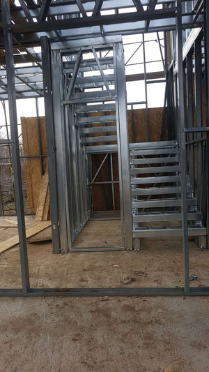 Projet de maison de 155 mètres carrés à l'étape de la pose de panneaux OSB de 15 mm sur l'extérieur thumbnail