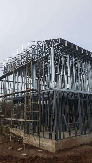 Projet de maison de 155 mètres carrés à l'étape de la pose de panneaux OSB de 15 mm sur l'extérieur thumbnail