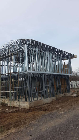 Projet de maison de 155 mètres carrés à l'étape de la pose de panneaux OSB de 15 mm sur l'extérieur thumbnail