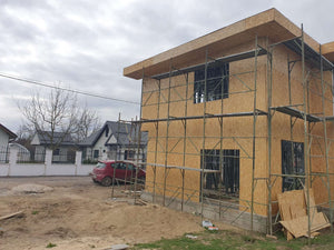 Projet de maison de 155 mètres carrés à l'étape de la pose de panneaux OSB de 15 mm sur l'extérieur thumbnail