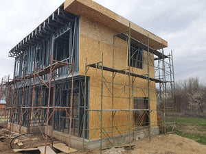 Projet de maison de 155 mètres carrés à l'étape de la pose de panneaux OSB de 15 mm sur l'extérieur thumbnail
