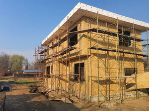 Projet de maison de 155 mètres carrés à l'étape de la pose de panneaux OSB de 15 mm sur l'extérieur thumbnail