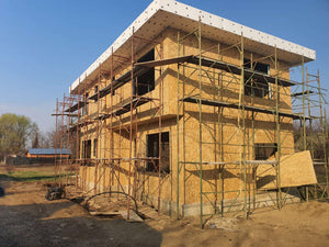 Projet de maison de 155 mètres carrés à l'étape de la pose de panneaux OSB de 15 mm sur l'extérieur thumbnail